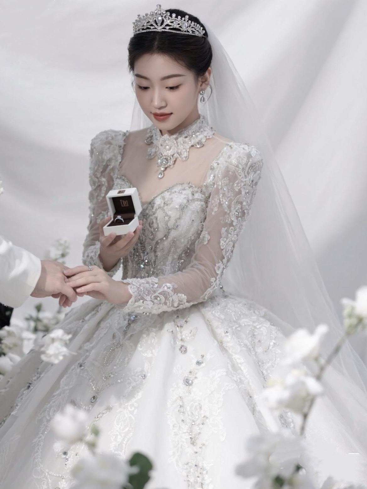 廉波与韦晶晶交换婚戒的合影